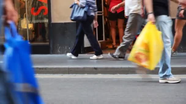 Pessoas pernas em sapatos de verão ir às compras em dia ensolarado — Vídeo de Stock