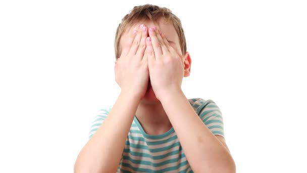 Boy muestra el enfoque de cierre y apertura de la cara con las manos cada vez que cambia las expresiones faciales — Vídeos de Stock