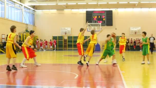 Spelarna gör misslyckat kast under spel i basket i Rsupes & T — Stockvideo