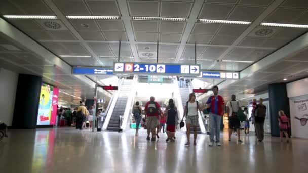 Lidé chodí poblíž eskalátory uvnitř letiště — Stock video