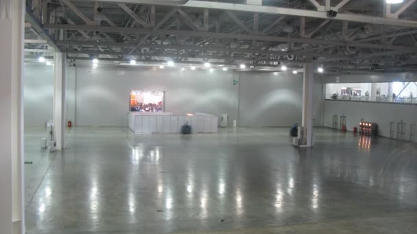 Pračky vyčištění podlahy uvnitř výstaviště expo — Stock video