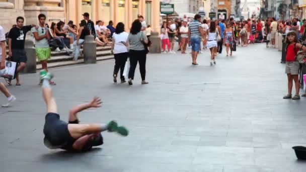 Парень крутится и танцует брейк-данс в центре города — стоковое видео