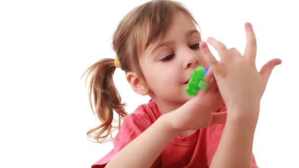 Девушка играет с лазерными фонариками разных цветов, которые находятся на пальцах — стоковое видео