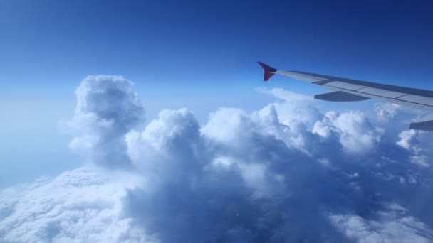 Крыло самолета против голубого неба — стоковое видео