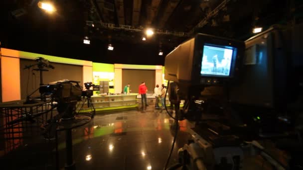 Big professional TV camera shoots people on TV show in Ostankino TV center, studio NTV — Stock Video