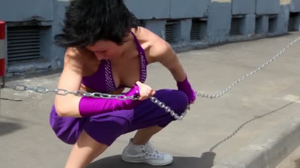 Woman make dance performance with chain, at pavement — Stock Video