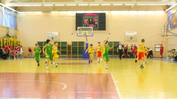 Aanval tijdens spel in basketbal in Rsupes & T — Stockvideo