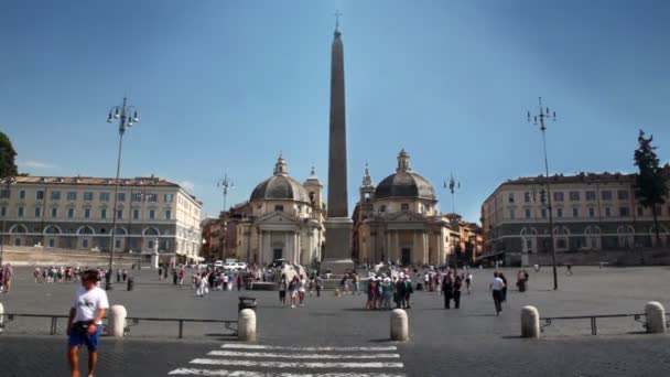 An egyptian obelisk of Ramesses II from Heliopolis in the center of Piazza del Popolo — Stok video