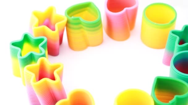 多くのプラスチック製のおもちゃ-スプリング — ストック動画