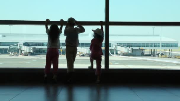 Mensen passeren paspoortcontrole op de afrit naar gates van ruzyne airport — Stockvideo