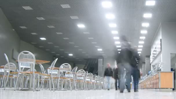 Personnes à l'intérieur du buffet du centre expo — Video