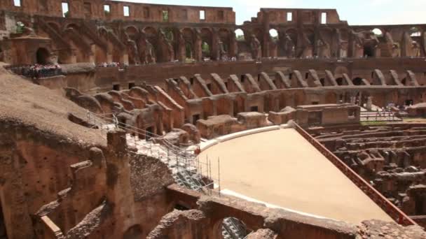 Colosseum runt, arena och tunnlar under det, nivåer och väggar — Stockvideo