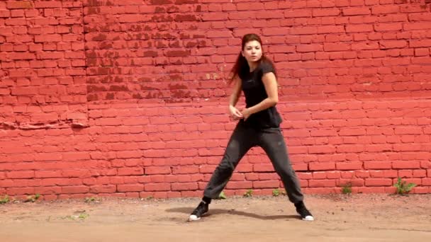 Chica en ropa negra danza activa en estilo moderno — Vídeo de stock