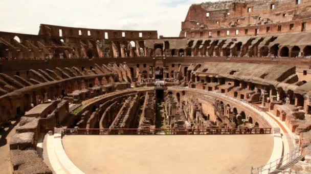 Del av colosseum arena, området under det, och konstruktioner runt — Stockvideo