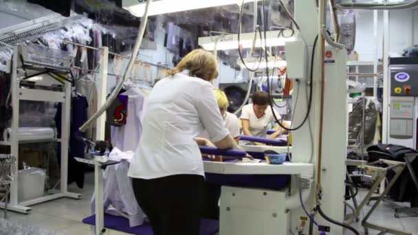 Várias mulheres ferros camisas na lavanderia — Vídeo de Stock