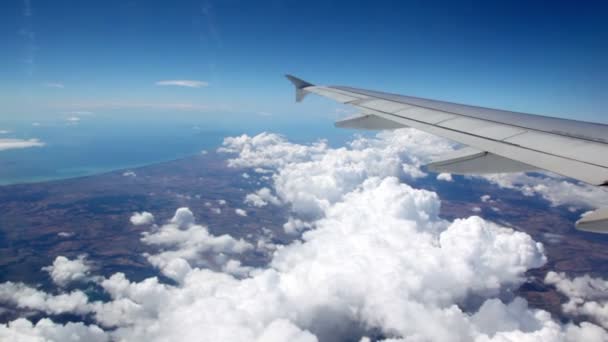 Nuvens sob asa de avião — Vídeo de Stock
