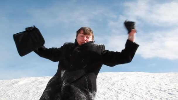 El hombre se regocija contra la pendiente de nieve — Vídeos de Stock