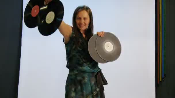Jonge vrouw hebben fotosessie met vinyls in studio — Stockvideo