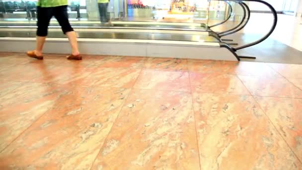 People walk next to the handrail of the escalator — Stock Video