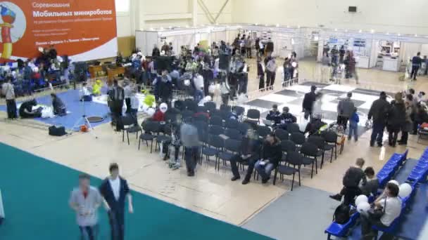 As pessoas assistem ao torneio de mini-robôs durante o ROBOFEST-2011 — Vídeo de Stock