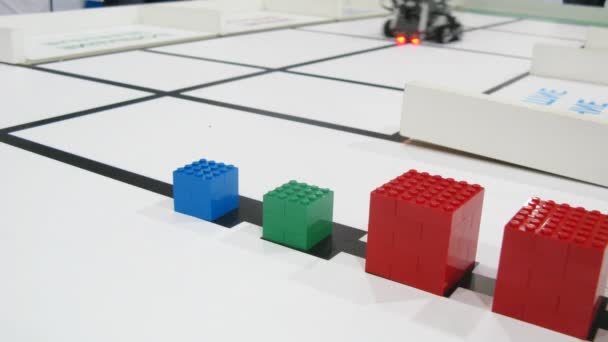 Robot is sorting bricks by color and shape — Stock Video