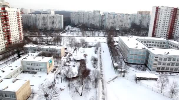 Panoramautsikt över staden av Fönstren i vinter — Stockvideo
