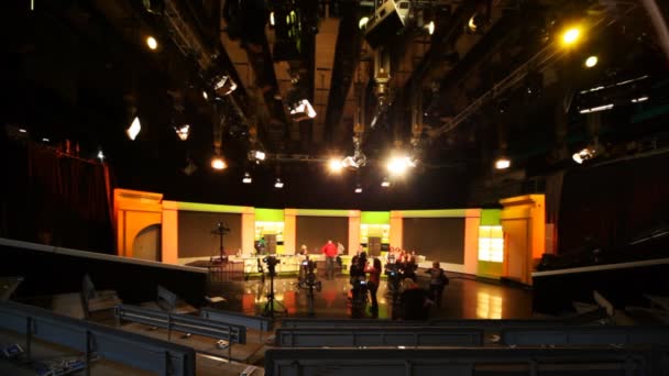 Filming TV Show in Ostankino TV center, studio NTV — Stock Video