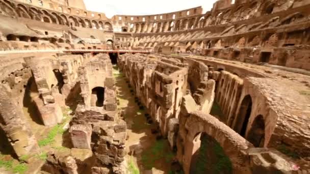 Área de arena del Coliseo y los túneles debajo de ella, mostrados más cerca en movimiento — Vídeos de Stock