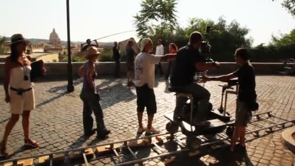 Operador e atores filmando episódio de filme perto de Villa Medici — Vídeo de Stock