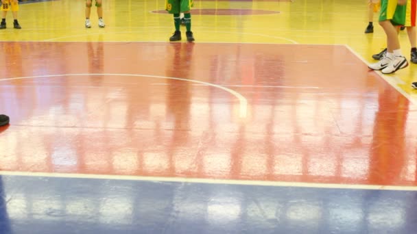 Pernas de meninos, que jogam basquete em RSUPES & T — Vídeo de Stock