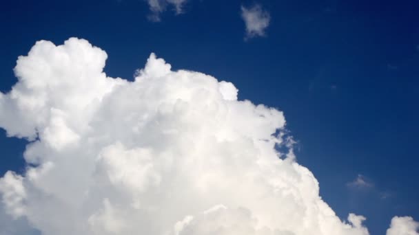 Nubes densas volaban en el cielo iluminado por el sol — Vídeos de Stock