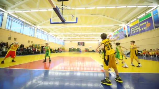 Pojkar spelar basket i ryska statliga universitet för idrott, sport och turism — Stockvideo