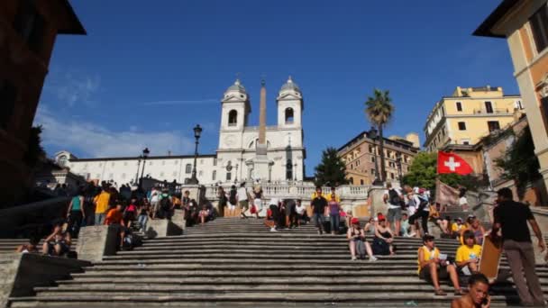 Tourists walk on Spanish Steps (Italian: Scalinata della Trinità dei Monti) — Stockvideo