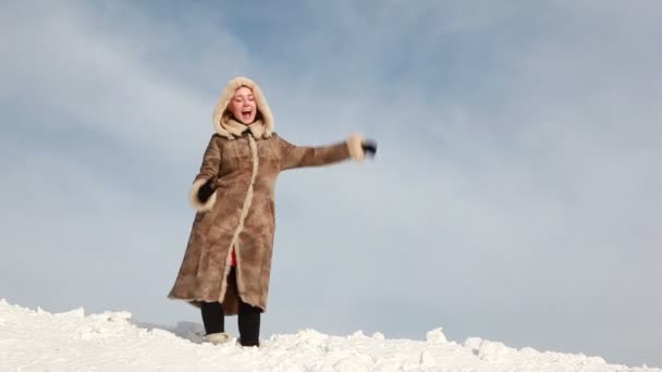 De vrouw is dansen op de helling — Stockvideo