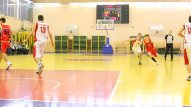 Succesvolle speler gooien van de bal in de mand in Russische Staatsuniversiteit van lichamelijke opvoeding — Stockvideo