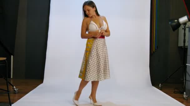 Młoda kobieta ma sesji zdjęciowej w studio — Wideo stockowe