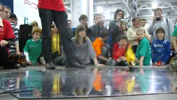 Роботы сортируют кирпичи по цвету и форме на выставке ROBOFEST-2011 — стоковое видео