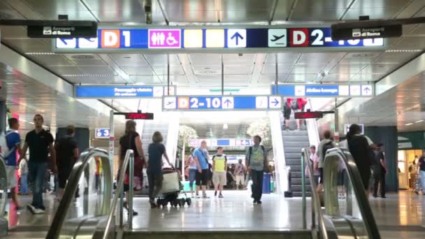 Passengers in a hurry near four escalators — Stock Video
