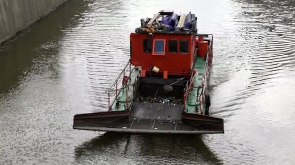 Buque de tratamiento de aguas residuales navega por el río, las olas divergen en lado — Vídeo de stock