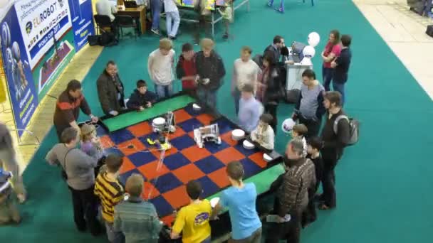 Robots lift voorwerpen op tafel tijdens mini robot toernooi — Stockvideo