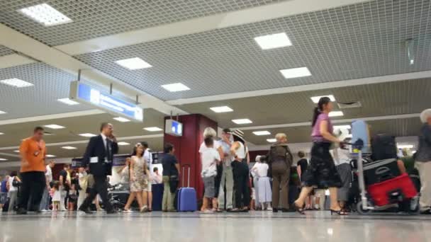 Mensen met zakken instappen verwacht binnen leonardo da vinci-fiumicino luchthaven — Stockvideo