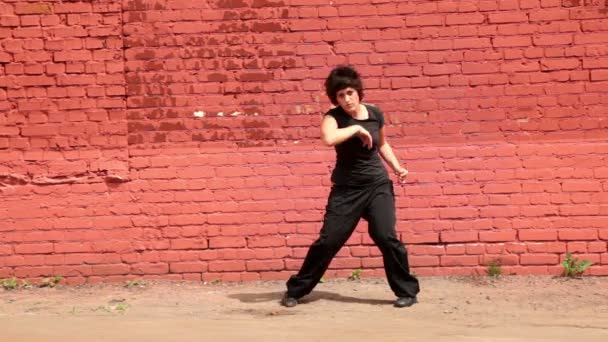 Толстая женщина в черной одежде танцует в современном стиле — стоковое видео
