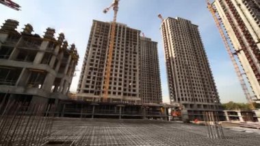 karkas arasında yarım kalmış binaların ve Vinçler