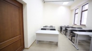 ahşap okul sıraları ve basit siyah sandalye boş sınıfa