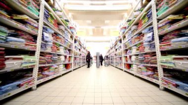 birçok mal mağaza raflarında bulunmaktadır.