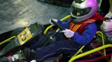 sepeti, Koç krank bir motor kask ve yarış takım elbiseli küçük bir çocuk oturur
