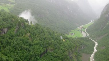 stalheim, yakınındaki dağlarda serpantin yol genel bakış
