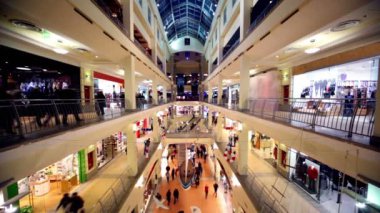insanlar yürüyüş boyunca butikler üzerinde birden fazla katlı Ticaret Merkezi