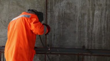 işçi kaynak metal kafes bezi tarafından asetilen meşale