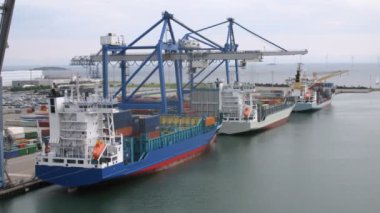 yük gemileri denizde konuşlu Rüzgar Çiftliği önünde kargo ile yüklendi